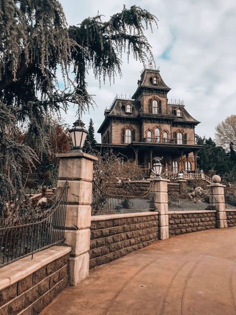 Phantom Manor Is Back! We have the dates and details for the re-opening of Phantom Manor in Disneyland Paris. Phantom Manor Disneyland Paris, Disneyland Architecture, Disneyland Paris Halloween, Disneysea Tokyo, Phantom Manor, Disney Paris, Disneyland Halloween, Disney Haunted Mansion, Tokyo Disneyland