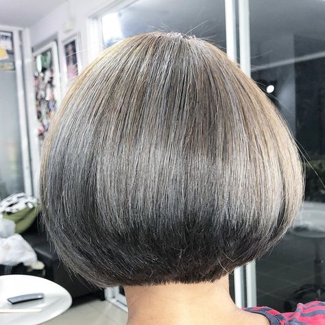 Round Graduation Haircut, Grey Bob Wigs For Black Women, Gray Bob Wigs For Black Women, Short Bob Grey Wigs, Silver Bob Wig, Short Graduated Bob, Grey Bob Lace Front Wig, Graduated Bob Haircuts, Graduated Bob