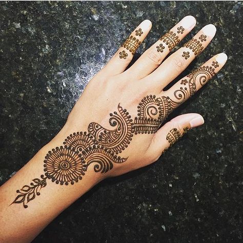 Pinterest: Sedraaaa Easy Henna Ideas, Mehndi Designs Finger, Henna Hand Designs, New Henna Designs, Henne Tattoo, Finger Henna Designs, Tato Henna, Easy Henna, Mehndi Designs 2018