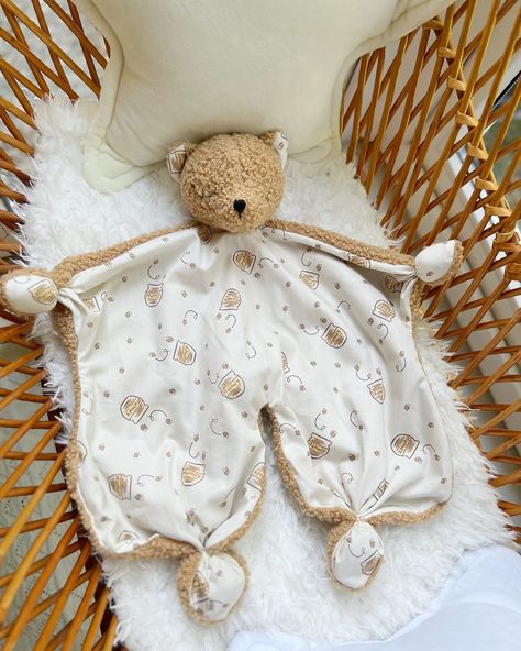 Baby comforter bear Kit Bebe, Baby Comforter, Baby Makes, Baby Born, Baby Things, Baby Sewing, Doll Pattern, Baby Room, Sewing Projects