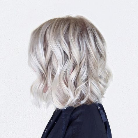 Icy blonde. Ice Blonde Hair, Bright Blonde Hair, White Hair Color, Ice Blonde, Bob Haircut For Fine Hair, Lob Hairstyle, Icy Blonde, Wavy Bobs, Platinum Blonde Hair