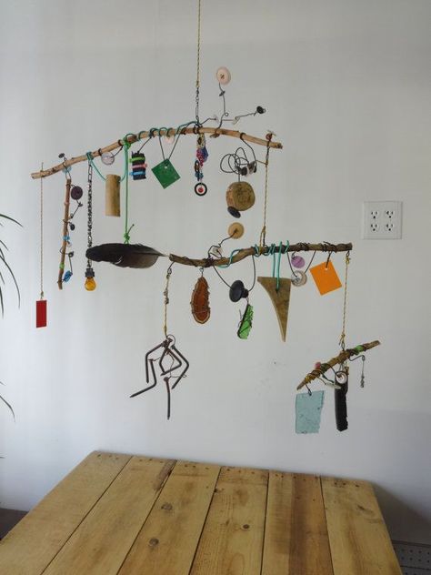 Art Mobiles Hanging, Hanging Mobile Art Diy, Found Objects Art, Mobile Art Projects, Diy Mobiles, Hanging Mobile Art, Wire Mobile, Stick Mobile, Mobiles Art