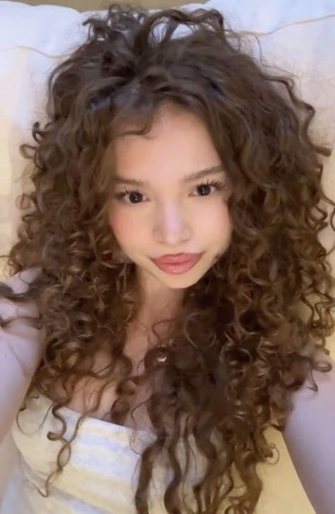 Sunday Kolageras, Sunday Kalogeras Icon, Sunday Core, Kolageras Sisters, Siren Hair, Sunday Kalogeras, Kalogeras Sisters, Hairdos For Curly Hair, Success Story