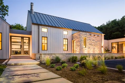 Modern Farm House with limestone, board and batten siding by Olsen Studios. Farmhouse Exterior Design, Interior Vintage, Modern Farmhouse Design, Modern Farmhouse Exterior, Casa Exterior, Contemporary Farmhouse, Modern Barn, Metal Building Homes, Modern Farmhouse Plans