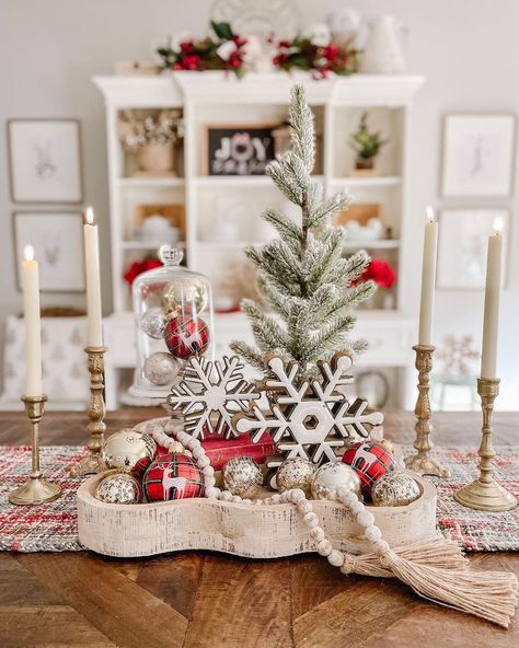 32 Christmas Centerpiece Ideas that Add Beauty to Your Table Scalloped Tray, Christmas Tray Decor, Christmas Coffee Table Decor, Christmas Dining Table Decor, Elegant Tray, Christmas Dining Table, Christmas Tray, Modern Cottage, Christmas Dining