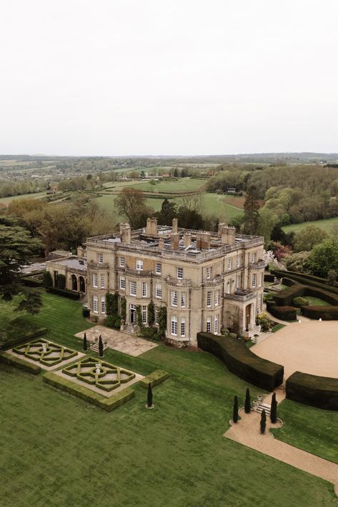 Tatler and Vogue's 'Dream Venue', Hedsor has everything you could ever want for your wedding day: Complete exclusivity, 100 acres of elegant parkland, indoor/outdoor ceremony spaces, and accommodation for up to 26 guests. It's a Georgian gem!

Image Chloe Ely. Hedsor House Wedding, Wedding Venues Indoor Elegant, European Wedding Venue, Hedsor House, Wedding Gift List, Country House Wedding Venues, Wedding Venues Indoor, Wedding Venues Uk, Dream Venue