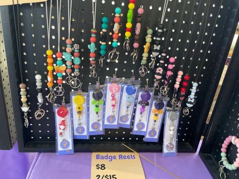 Mom Crafts, Pen Display, Bar Display, Fancy Pens, Fair Display, Small Business Organization, Beaded Pens, Craft Fair Displays, Beads Ideas