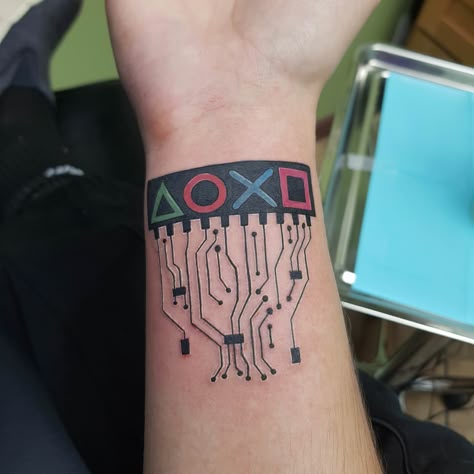 Playstation Tattoo, Circuit Tattoo, Video Game Tattoos, Gamer Tattoos, Geniale Tattoos, Gaming Tattoo, Gambling Tattoo, Tattoo Videos, Hand Tattoo