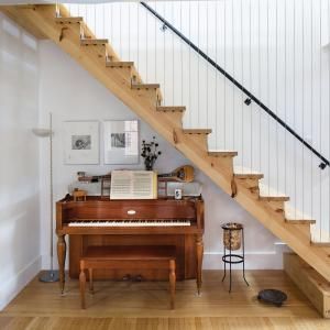 Under Staircase Ideas, Modern Music Room, Staircase Contemporary, Room Revamp, Modern Floating Shelves, Contemporary Staircase, Bar Sala, Stairs In Living Room, Under The Stairs