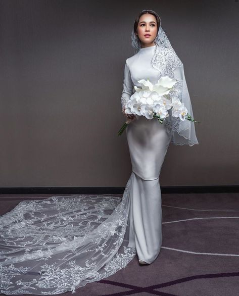 Baju akad nikah emma maembong Akad Nikah Dress, Catalina Wedding, Emma Maembong, Dress Nikah, Posing Photoshoot, Muslim Wedding Gown, Pleats Fashion, Baju Kahwin, Nikah Outfit