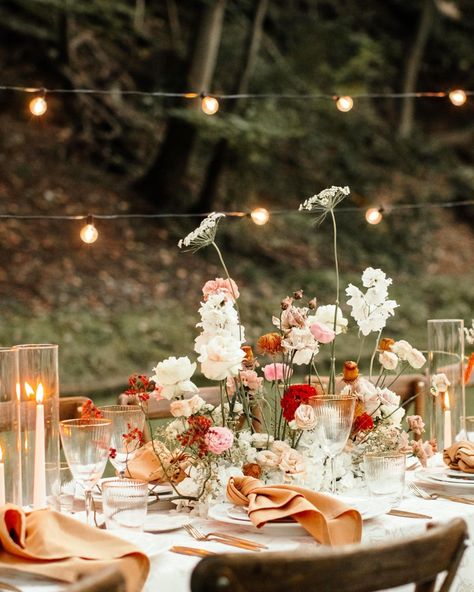 ✨ Match made in Heaven ✨⁣ ⁣ Today, we are thrilled to present a dream wedding inspiration set at the enchanting Villa Sophie. The elegant garden table radiates warm, earthy tones such as off-white, caramel, nude, sienna red, and gold. 🌿✨⁣ ⁣ This inspiration features a delicate flower installation by Milles Fleurs that harmoniously runs along the table, perfectly matching our French Countryside-print tablecloth. The exquisite Royal White dinnerware collection and the gold-colored Moon cutlery ... Caramel Wedding, Wedding Countryside, Fall Wedding Tablescapes, French Garden Wedding, Red Wedding Flowers, Elegant Garden, Flower Installation, White Dinnerware, Wedding Inspiration Summer