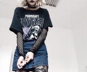 Asthetic Grunge, Fishnet Sleeves, Grunge Skirt, Look Grunge, Goth Outfit, 90s Fashion Grunge, Hipster Grunge, Hipster Outfits, Grunge Look