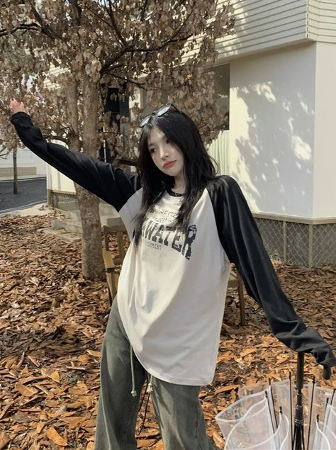 Black Longsleeves Outfit, Long Sleeve Under Shirt Outfit, White Long Sleeve Outfit, Korean Tomboy, Longsleeves Outfit, Long Sleeve Under Shirt, Baggy Long Sleeve, Accesorios Aesthetic, Tomboy Shirts