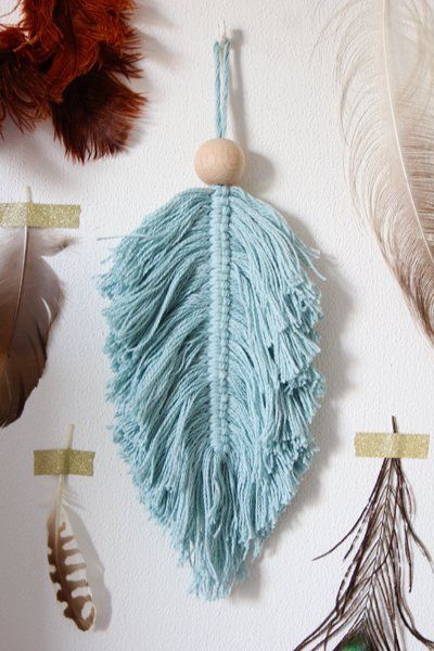 How to make a macramé feather DIY end result Earrings Pictures, Diy Macramé, Macrame Feathers, Feather Diy, Feather Wall Hanging, Makramee Diy, Macrame Wall Hanging Diy, Leaves Design, Shabby Chic Diy