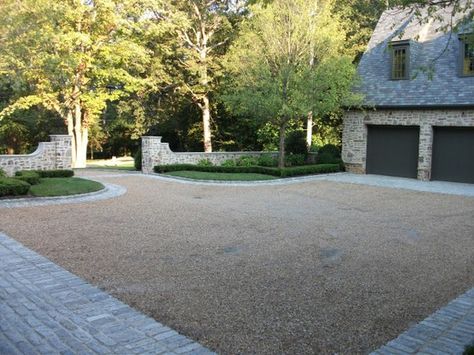 Driveway design of loos stone and cobblestone. This is a great way of creating and interesting change in materials and save some money at the same time. Landscape Edging Stone, Driveway Entrance Landscaping, Motor Court, Stone Driveway, Driveway Ideas, Gravel Driveway, Driveway Entrance, Driveway Design, Driveway Landscaping