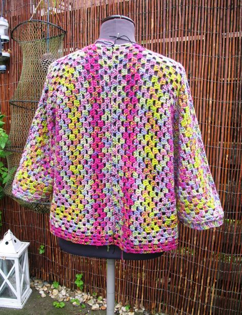 *Granny Square Hexagon Vest*      Toen ik het patroon van dit vest tegenkwam vond ik het meteen leuk, het patroon  is verrassend eenvoudig ... Boho Vest Crochet, Vest Haken, Granny Square Hexagon, Crochet Stitches Guide, Crochet Crop Top Pattern, Crochet Poncho Patterns, Poncho Pattern, Crochet Jacket, Crochet Cardigan Pattern