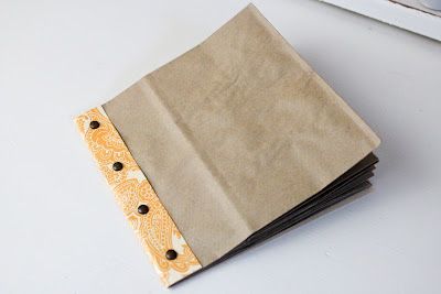 From Dahlias to Doxies: Brag Books from Paper Lunch Sacks. Good tutorial, and for a change, the finished book with photos in place. Brag Books, Paper Bag Books, Brown Paper Lunch Bags, Paper Bag Scrapbook, Paper Bag Album, Paper Sack, Handmade Journals Diy, Paper Bag Crafts, Paper Lunch Bags