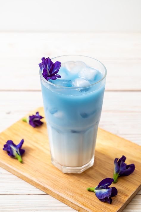 Butterfly pea juice with milk Premium Ph... | Premium Photo #Freepik #photo #flower #food #floral #summer Butterfly Pea Flower Milk Tea, Photo Butterfly, Summer Mocktail, Mixology Recipes, Butterfly Pea Tea, About Butterfly, Butterfly Pea Flower, Thai Dessert, Butterfly Pea