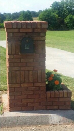 New brick mailbox Exterior Entrance Ideas, Mailbox Designs, Stone Mailbox, Brick Mailbox, Landscape Bricks, Exterior Entrance, Brick Driveway, Mailbox Makeover, Mailbox Landscaping