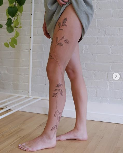 Floral Leg Tattoo, Tattoo Pierna Mujer, Around Arm Tattoo, Wrap Around Tattoo, Full Leg Tattoos, Wrap Tattoo, Tattoos For Women Half Sleeve, Daisy Tattoo, Vine Tattoos