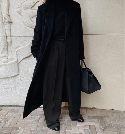 Oversized Black Coat Street Style, Long Black Overcoat Outfits Women, Black Overcoat Outfit Women, Black Coat Aesthetic, Black Style Aesthetic, Expensive Wardrobe, Oversized Black Coat, Oversized Coat Outfit, Long Black Wool Coat