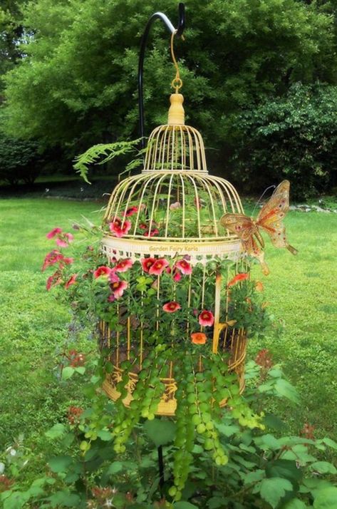 72 Stunning Birdcage Flower Planters - Balcony Decoration Ideas in Every Unique Detail Garden Birdcage Ideas, Bird Cage Ideas, Birdcage Planter, Planter Project, Pinterest Garden, Garden Obelisk, Bird Cage Decor, Magic Garden, Mid Summer