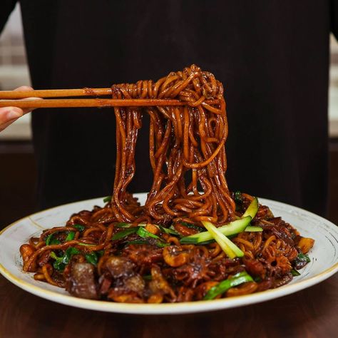 Spicy Black Bean Noodles Korean, Jajamyeon Noodles, Jjajangmyeon Korean, Spicy Korean Food, Black Noodles, Korean Appetizers, Korean Food Side Dishes, Black Bean Noodles, Korean Noodles