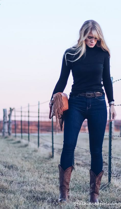 high waisted jeans outfit with cowboy boots and black turtleneck Cowboy Boot Outfits, High Waisted Jeans Outfit, Cowgirl Boots Outfit, Winter Boots Outfits, Look Boho Chic, Baby Mode, Country Style Outfits, Looks Country, Country Girls Outfits