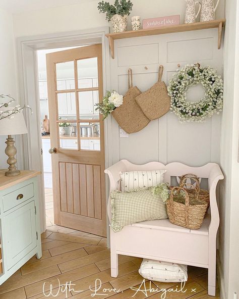 Small Cottage Entryway, Modern Cottage Hallway, Cottagecore Door, Shabby Chic Entryway, Shabby Chic Hallway, Cottage Entryway, Shabby Chic Garden Decor, Modern Country Style, Country House Interior