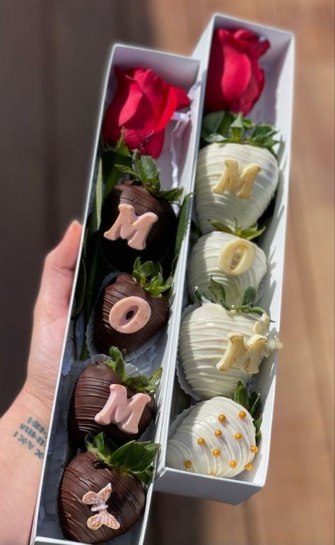 Strawberry Cake Pops, Chocolate Covered Desserts, Mothers Day Chocolates, Mothers Day Desserts, Strawberry Box, Chocolate Covered Strawberry Recipe, Chocolate Covered Strawberries Bouquet, Strawberry Gifts, Chocolate Covered Fruit