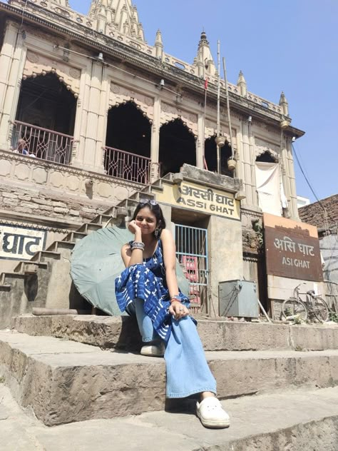 Outfit For Banaras Trip, Poses In Banaras, Varanasi Photoshoot Ideas, Ujjain Photography Poses, Vrindavan Aesthetic Outfit, Mathura Vrindavan Outfit Ideas, Banaras Aesthetic Outfits, Varanasi Outfit Ideas, Varanasi Photoshoot