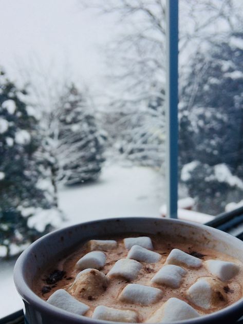 #winter #photography #drinks #hotchocolate #snow #snowing #tumblr We Heart It Christmas, Wallpaper Winter, Christmas Aesthetic Wallpaper, Chocolate Caliente, Christmas Feeling, Winter Love, Winter Wallpaper, Christmas Mood, Winter Aesthetic