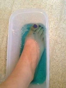 Detox Foot Soaks with Listerine and Epsom Salt Foot Detox Soak, Listerine Foot Soak, Foot Soak Recipe, Apple Cider Vinegar For Skin, Foot Soaks, Homemade Detox, Foot Soak, Foot Bath, Bath Soak