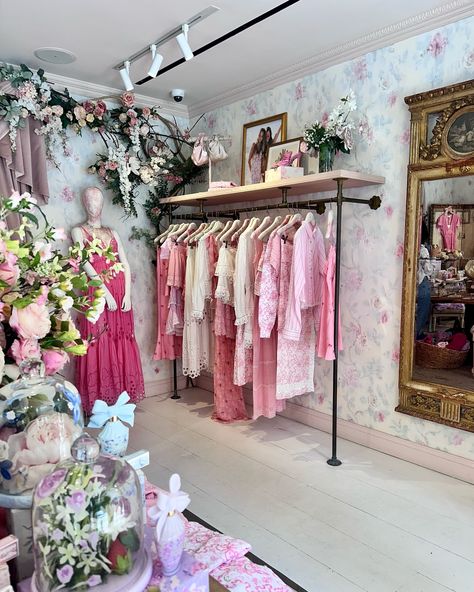 Here for a New York minute!!! 🍎🌃🤍 Fashion Studio Interior, Kids Boutique Ideas, Clothing Boutique Interior, Boutique Aesthetic, Cake Designs For Boy, Amazing Closets, Clothing Store Interior, New York Minute, Store Design Boutique