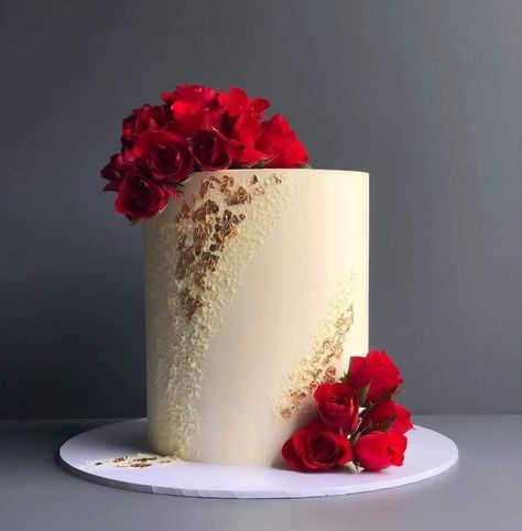 Rom Cake Designs, White Cake With Red Flowers, White Cake Red Roses, Red And White Cake Design, Rose Flower Cake, Square Cake Design, Wedding Cake Designs Simple, Modern Birthday Cakes, Red Birthday Cakes