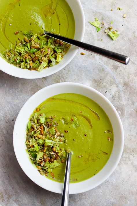 Roasted Broccoli Soup, Healthy Broccoli Soup, Soup Toppings, Fennel Soup, Healthy Broccoli, Cheap Clean Eating, Delicious Clean Eating, Broccoli Soup, Potato Soup Recipe