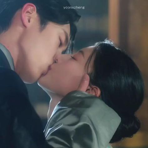 They kissed guys.. #kdrama (not my edit) Gift Kiss Drama Korea, Kdrama Deep Kiss, Kdrama Kiss Sence, Long Kiss Kdrama, Kdrama Kiss Wallpaper, Hard Kiss Kdrama, Best Kisses Kdrama, Lighter And Princess Drama Kiss, Kdrama French Kiss