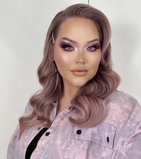 Nikki Tutorials Makeup Looks, Nikki Tutorials Makeup, Nikki Tutorials, Tutorials Makeup, Makeup Artistry, Face Card, Eye Look, Beauty Influencer, Flawless Makeup