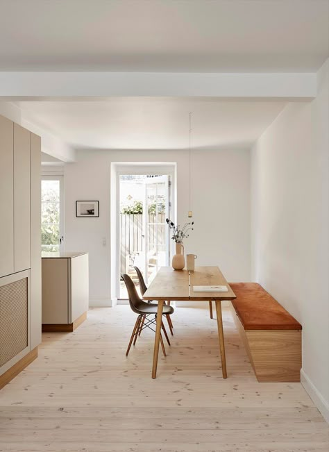 A warm, minimalist beige kitchen with an open-plan dining area and built-in bench seat | These Four Walls blog Built In Dining Bench, Built In Bench Seating, Bench Seat Dining, Dining Room Bench Seating, Minimalist Dining Room, Running Horse, Built In Seating, Banquette Seating, Kitchen Benches