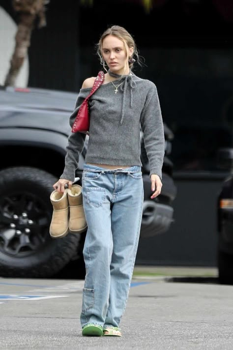 Rose Paparazzi, Lily Rose Depp Street Style, Lily Rose Depp Outfits, Lilly Rose Depp, Lily Rose Depp Style, Vanessa Paradis, Uggs Outfit, Jane Birkin, Lily Rose Depp