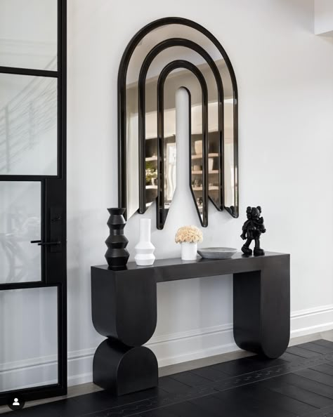 Black Console Table, Foyer Design, Modern Console, Home Entrance Decor, White Room, Entrance Decor, Mirror Designs, Entry Way, Modern Retro