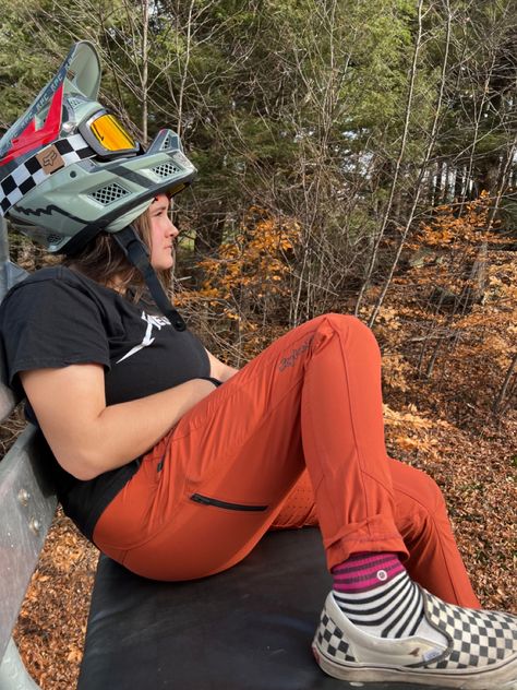 Mountain Bike Women Outfits, Mtb Women Outfit, Mountain Biking Outfit, Women’s Mountain Biking, Biking Outfits, Female Mountain Bikers, Crested Butte Mountain Biking, Outdoorsy Style, Mountain Biking