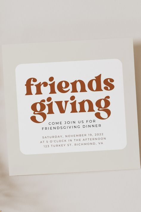 Hosting Friendsgiving Aesthetic, Friendsgiving Themes, Thanksgiving Invitation Ideas, Friendsgiving 2023, Friendsgiving Activities, Funny Friendsgiving, Friendsgiving Invitations, Thanksgiving Dinner Table Setting, Hosting Friendsgiving