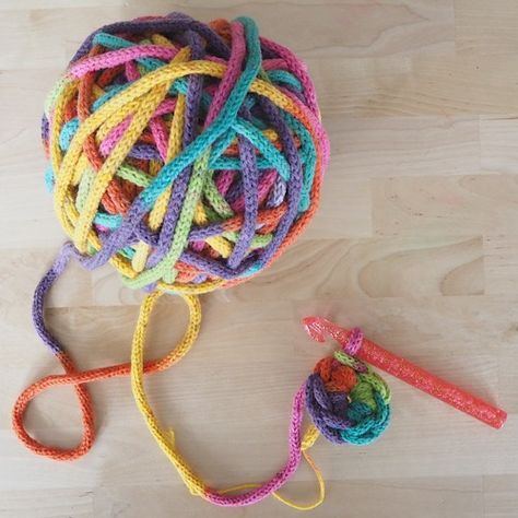 Knitting Mill Projects, French Knitting Projects Ideas, Spool Knitting Projects, Icord Knitting Projects, Super Chunky Crochet, Knitting Mill, Knitting Quilt, Loom Crochet, Zipper Flowers