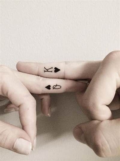 Tiny Finger Tattoos, Best Couple Tattoos, Small Matching Tattoos, Small Finger Tattoos, Tato Henna, Finger Tattoo For Women, Finger Tattoo Designs, Queen Tattoo, Matching Couple Tattoos