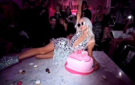 Paris Hilton Birthday, Y2k Bday Party, My Birthday Aesthetic, Y2k Birthday Party Theme, Y2k Birthday Party, Paris Hilton Aesthetic, 21st Bday Party, Birthday Cake Design Ideas, 21st Birthday Themes