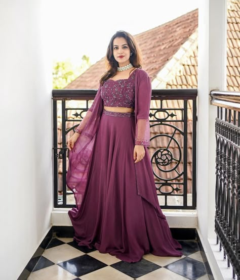 Lahanga With Jacket, Lehenga With Long Shrug, Skirt And Top With Overcoat, Lehanga With Over Coat, Marriage Function Dresses For Women Indian, Engagement Party Dress For Guest Indian, Lehnga With Shrugs, Skirt And Top For Marriage Function, 3 Piece Indo Western Women