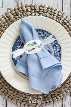 Happy Easter Napkin Rings | Free Printable | Easter table decor | Easter kids table decor | DIY Easter napkin rings | Easy Easter table ideas. Easter Kids Table, Easter Napkin Rings, Diy Moss Ball, Easter Napkins Rings, Diy Osterschmuck, Diy Frühling, Napkin Rings Diy, Easter Napkins, Diy Table Decor