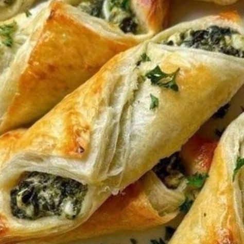 Delish taste recipes Ricotta Rolls, Spinach Puffs, Spinach Puff, Cream Cheese Spinach, Spinach Rolls, Slow Cooker Salisbury Steak, Spinach And Ricotta, Cheese Spinach, Mama Recipe