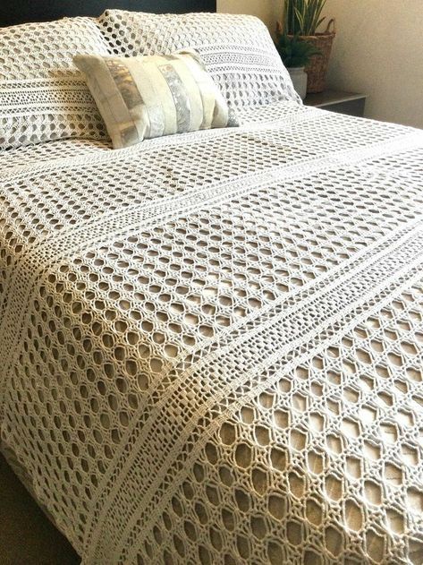 Bedsheets Ideas, Crochet Bedsheets, Lace Bedding Set, Crochet Blanket Chevron, Crochet Bedspread Pattern, Yarn Flowers, Valentines Patterns, Crochet Earrings Pattern, Patterned Bedding